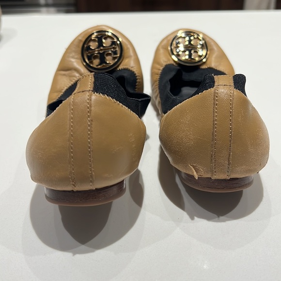 Tory Burch Black and Tan Caroline Ballet Flats Size 6.5 - Picture 2 of 4
